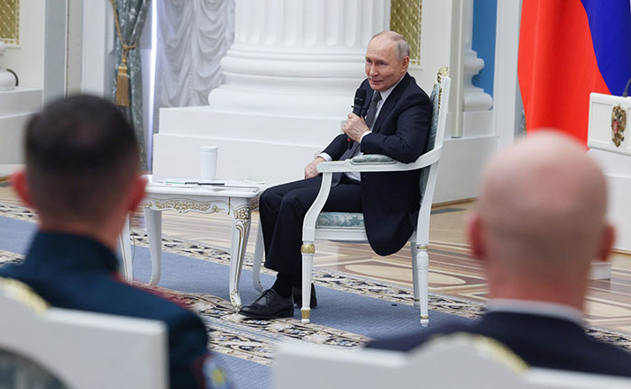 Президент России проверяет эффективность программы "Время героев"... 