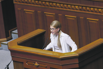 Тимошенко обвиняет команду Зеленского в сдаче суверенитета