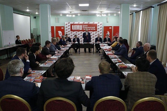 КПРФ надеется на крах "лоялистского пацифизма"