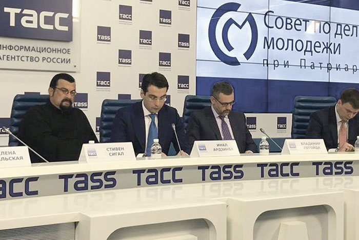 Патриарх уводит молодежь у церкви