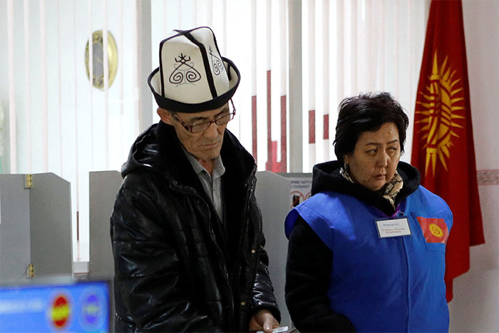 Киргизия досрочно выбрала парламент...