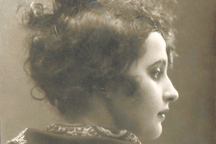 Молчи, грусть, молчи