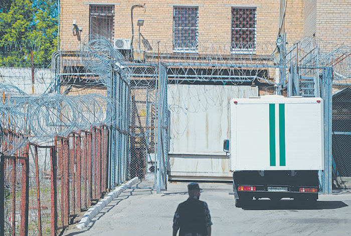 Адвокаты еще стоят у СИЗО в живых очередях