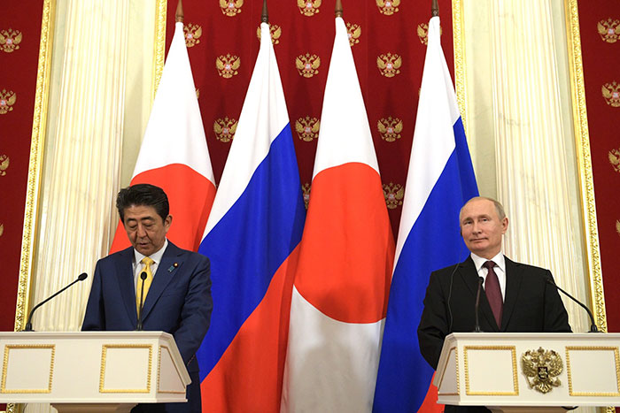 На переговорах по мирному договору Путин и Абэ топчутся на месте