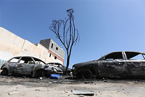 Самолеты враждующих сторон бомбят Триполи