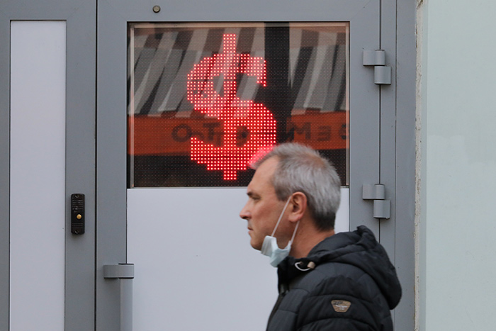 Рубль мог обвалиться уже этим летом