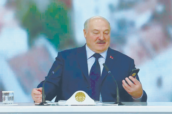 Лукашенко поздравил противника Орбана с победой