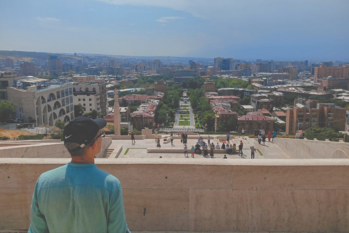 Каскад с видом на Арарат