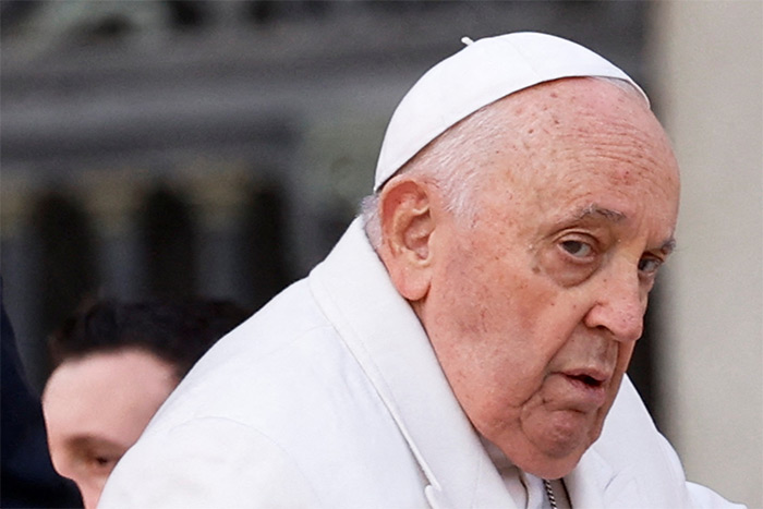 Белый флаг папы Франциска запятнали подозрениями