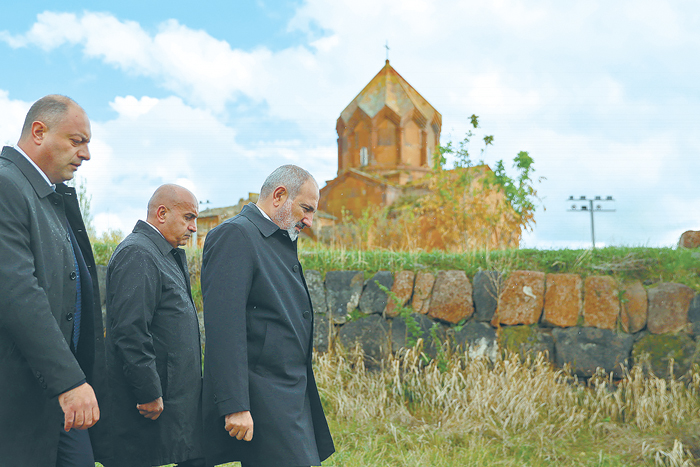Армянская церковь проклинает семь поколений потомков Пашиняна