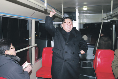 Ким Чен Ын лично опробовал новый троллейбус, произведенный на Пхеньянском заводе