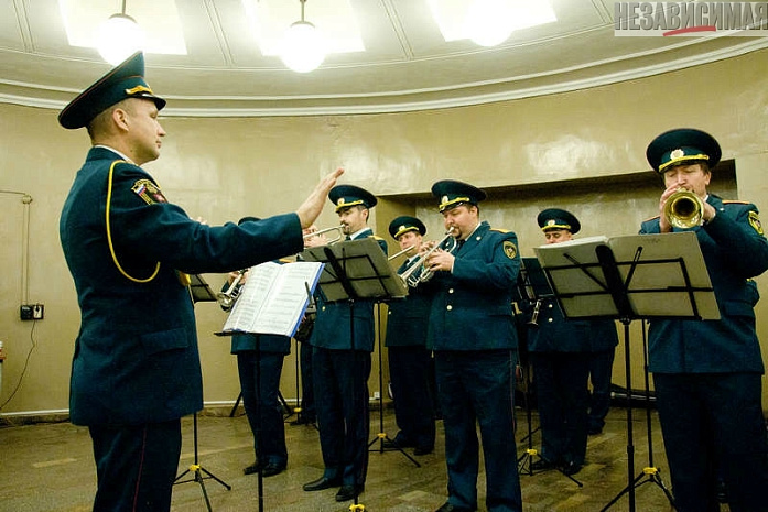 москва, метро, восьмое марта, мчс, робот, цветы, макияж, укладка волос