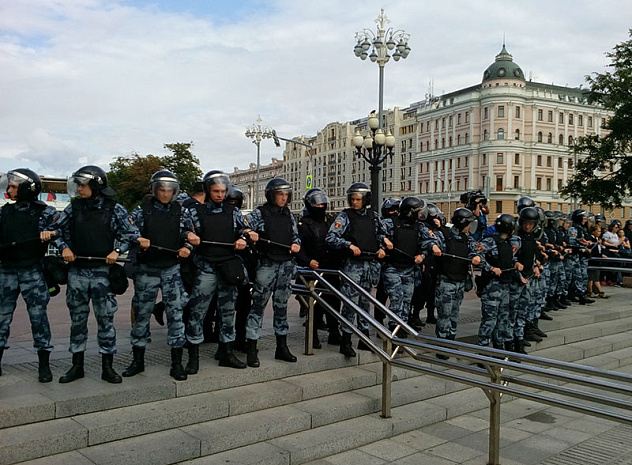 Несогласные на прогулке вдоль Бульварного кольца встретил ОМОН