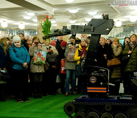 москва, метро, восьмое марта, мчс, робот, цветы, макияж, укладка волос