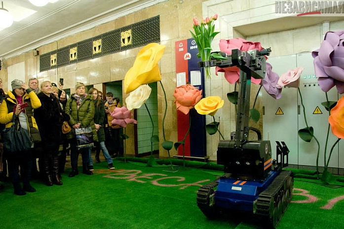 москва, метро, восьмое марта, мчс, робот, цветы, макияж, укладка волос