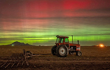 Полярное сияние раскрасило ночное небо планеты