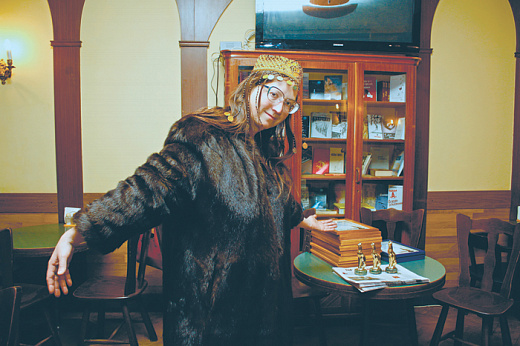 В грязной луже купаются голуби