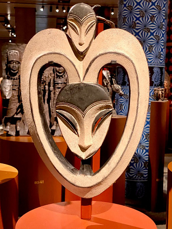 В сияющем кубе произрастает африканский лес скульптур