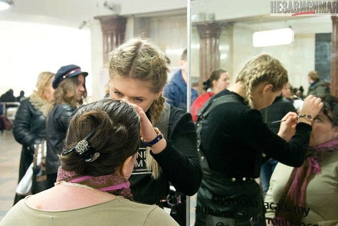 москва, метро, восьмое марта, мчс, робот, цветы, макияж, укладка волос