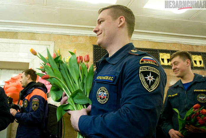 москва, метро, восьмое марта, мчс, робот, цветы, макияж, укладка волос