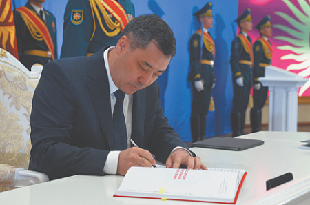 киргизия, президенты, конституции