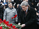 К месту гибели Бориса Немцова люди ночью и днем несли цветы...