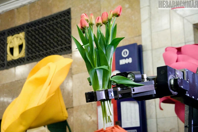 москва, метро, восьмое марта, мчс, робот, цветы, макияж, укладка волос