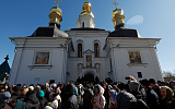 Верующие УПЦ решили побороться за лавру