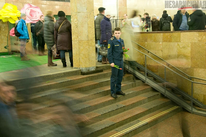 москва, метро, восьмое марта, мчс, робот, цветы, макияж, укладка волос