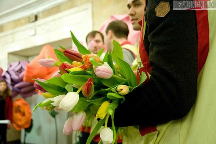 москва, метро, восьмое марта, мчс, робот, цветы, макияж, укладка волос