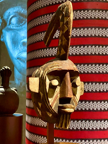 В сияющем кубе произрастает африканский лес скульптур