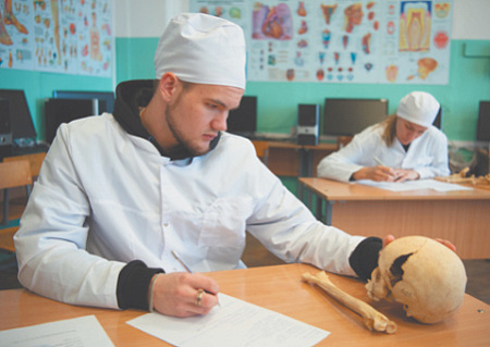 дефицит медиков, закон, обязательная отработка выпускников медвузов, конституционные права студентов, свобода труда, программа земский доктор