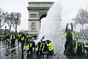В Париже правят "<b>желтые жилеты</b>"