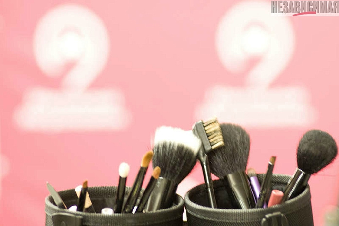 москва, метро, восьмое марта, мчс, робот, цветы, макияж, укладка волос