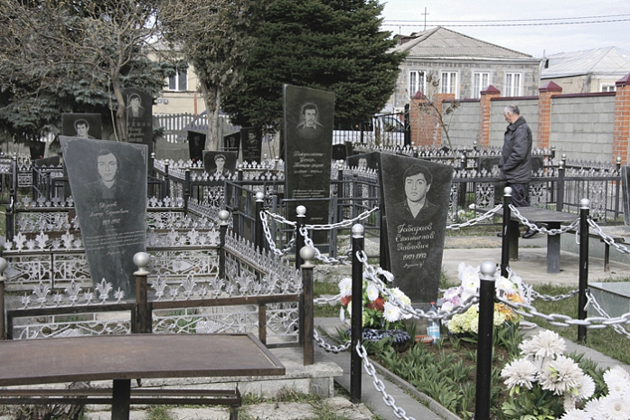 Кладбище героев межнационального конфликта во дворе цхинвалской школы № 6.