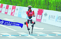 Фото недели. Андроид обогнал человека в полумарафоне