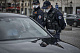 Полиция защищает парижан от коронавируса