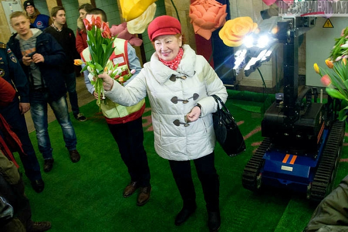 москва, метро, восьмое марта, мчс, робот, цветы, макияж, укладка волос