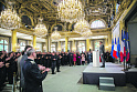 Французский президент наградил <b>пожарных</b>