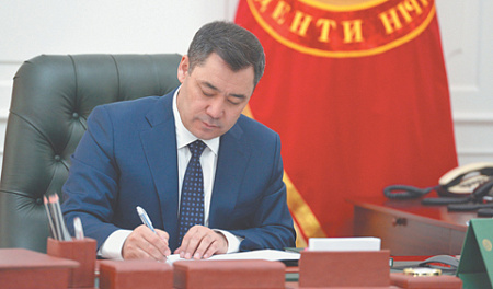 киргизия, жапаров, политические преобразования, запрет на участие  в выборах лицам с судимостью, госмонополия на интернет