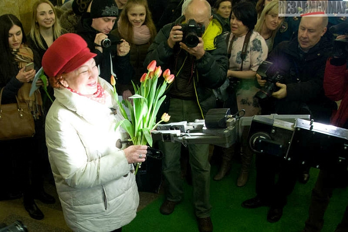 москва, метро, восьмое марта, мчс, робот, цветы, макияж, укладка волос