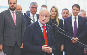 Коммунистов теснят на обочину истории