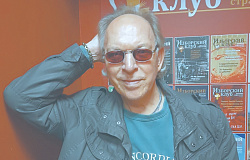 Между миром нормальности и Зазеркальем