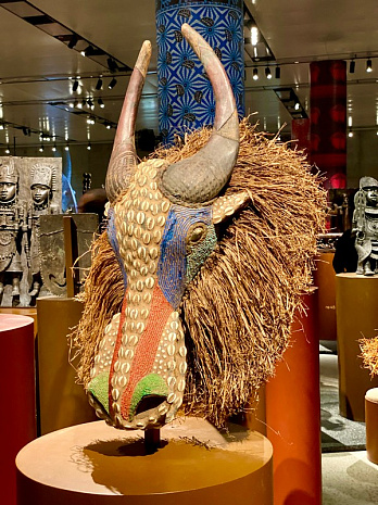 В сияющем кубе произрастает африканский лес скульптур