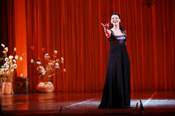 Девушка поет оперу. Девушка поет оперу. Девушка поет оперу. Выступления анны нетребко. Девушка поет оперу.