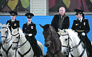 <b>Фото</b> недели. Путин на гнедом коне поздравил женщин-полицейских