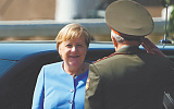 Присуждение Меркель высшей награды Германии вызвало споры