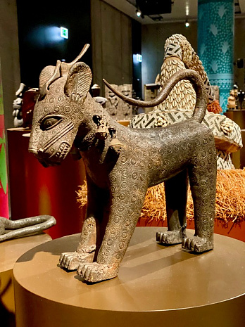 В сияющем кубе произрастает африканский лес скульптур