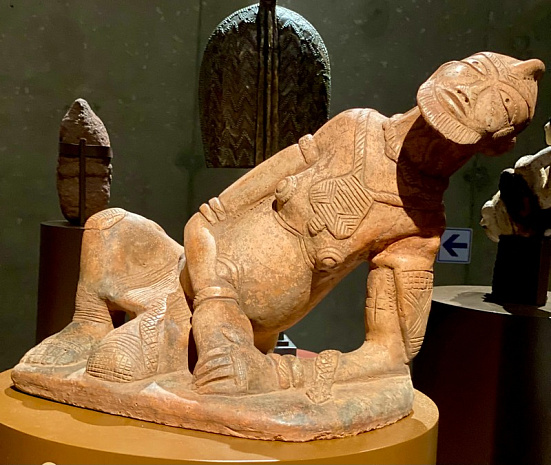 В сияющем кубе произрастает африканский лес скульптур