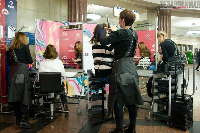 москва, метро, восьмое марта, мчс, робот, цветы, макияж, укладка волос